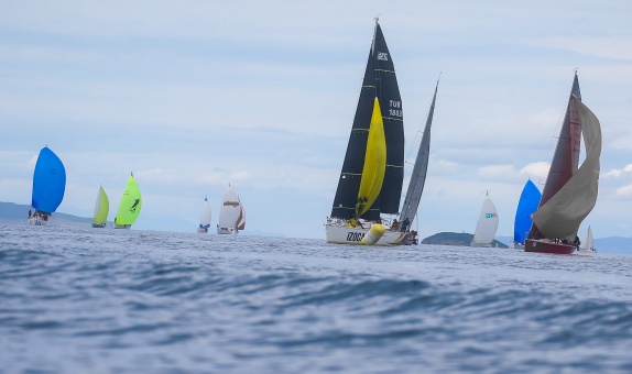 İzocam Yelken Takımı, MIYC ve EAYK Kış Trofelerinde Ödülleri Evine Taşıyor