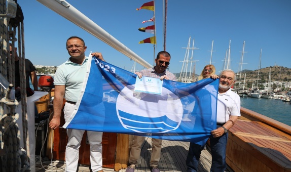 STS Bodrum Okul Gemisine Mavi Bayrak